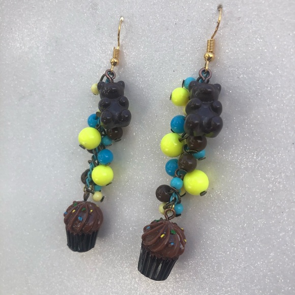 Chocolate teddy bear gummy cupcake earrings charm - Picture 3 of 3